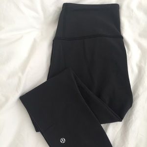 Reversible Black and Plum Lululemon leggings 21”